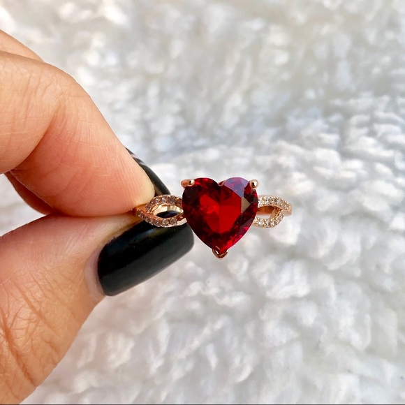 Red Garnet stone heart cut rose gold ring - Picture 5 of 7
